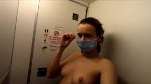 Exhibicionista Miss4motivada traviesa en el baño del avión