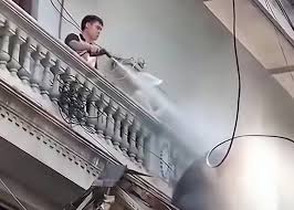 Người đàn ông xịt nước vào thợ xây nhà hàng xóm: Đã rõ nguồn cơn sự việc