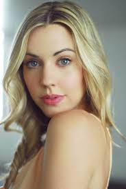 Love at the Christmas Contest