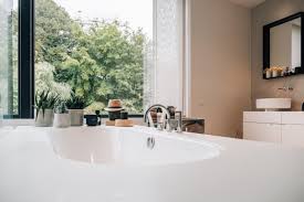 Badkamers worden ook ruimer en steeds vaker en suite met de slaapkamer. Binnenkijken Bungalow In Een Strak Kleedje De Standaard Mobile