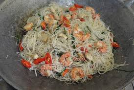 Di mana sajian bihun goreng putih tersebut memiliki warna khas. Resepi Bihun Goreng Singapore Makan Bersama Sambal Kicap Memang Padu Daily Makan
