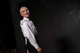 Με την τάμτα η λευκή νύχτα στη λιβαδειά. H Tamta Den To Ebale Pote Katw Sta Dyskola Oneman Gr