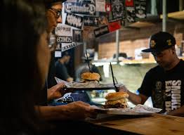 Sangat cocok bagi kehidupan kaum muda yang serba dinamis, kamu bisa mengganti isi burger sesuai dengan kebutuhanmu. All Out And Lawless Burger Manual Jakarta