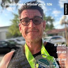 Runner helps fellow runner finish race