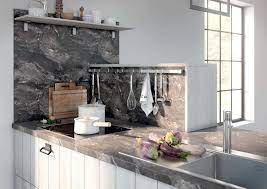 Moderne minimalistische küche in schwarz, weißer marmor als arbeitsplatte, holz barhocker an der kücheninsel, zimmerpflanzen als deko, architektur und innenarchitektur von dot küchenfronten in schlichtem weiß und elegantem anthrazitgrau. Marmor In Der Kuche Die Schonsten Ideen Und Bilder Kuchenfinder