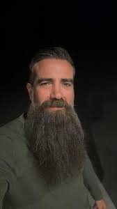 Jo Black, is dit jy? Sanger laat baard weer waai