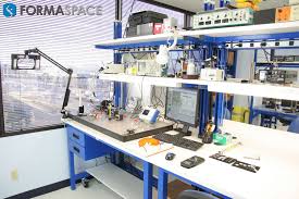 Tech Lab With Instruments Formaspace These Workstations Were Designed For An Electronics Lab To Perform Re Workstation Lab Tech Electronics Lab Workbenches