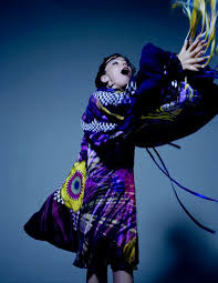 Bjork It S Oh So Quiet Video Cute Pictures Of Bjork Bjork Cute Pictures Photo