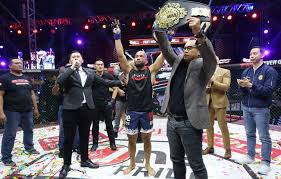 Komentar ahong itu menanggapi saat pertandingan perebutan sabuk kelas welter antara theodorus versus windri patilima di one pride mixed martial arts (mma). Tumbangkan Ahong Theo Ginting Juara Baru One Pride Pro Mma