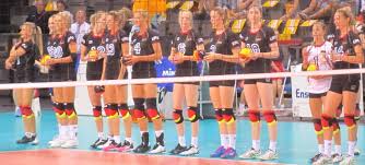 Handball (also known as team handball, european handball or olympic handball) is a team sport in which two teams of seven players each (six outcourt players and a goalkeeper) pass a ball using their hands with the aim of throwing it into the goal of the other team. Datei Deutsche Volleyball Nationalmannschaft Der Frauen Europaliga 2014 Jpg Wikipedia
