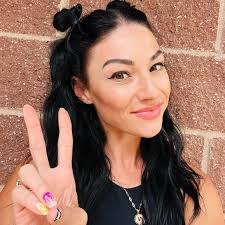 Karen Olenick's Instagram, Twitter & Facebook