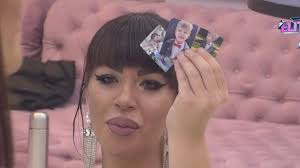 Najmorbidnija osoba koja mrzi ceo svet: Jelena Ilić urnisala Miljanu jer  smatra da je puna zlobe, ona joj zamahnula Željkovim slikama i dodala so na  ranu! (VIDEO)