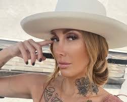 Sarah Starr's Instagram, Twitter & Facebook