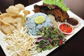 Semua orang daripada pelbagai kaum menikmati makanan ini tidak kira umur. Makanan Malaysia Mula Popular Di Jakarta