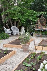 Brooke Giannetti S Kitchen Garden From Her Velvet And Linen Blog Design Gronsaksland Tradgardsplanering Inredning Tradgard