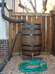 Rain Barrel Made From Recycled Burbon Barrel Hmmmm Decoration Jardin Creation Jardin Idees Jardin