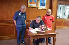 Kompleks imegrisen, kastam, kuarantin dan keselamatan (icqs) bukit kayu hitam dibuka 24 jam kepada kenderaan muatan. Jkdm Kedah On Twitter 02 11 2017 Khamis Lawatan Dato Paddy Bin Abd Halim Timbalan Ketua Pengarah Kastam Perkastaman Gst Ke Kompleks Kastam Negeri Bersempena Lawatan Kerja Yab Dato Seri Dr Ahmad Zahid Hamidi Timbalan