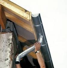 Conçue dans des matériaux comme le pvc, le cuivre, le zinc ou l'aluminium. Fixer Des Gouttieres Inoxydables Sous Les Pans Du Toit