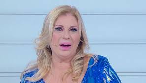 Uomini e Donne, Aurora contro Tina: “Consigliami il tuo chirurgo”