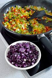 Este Salteado De Quinoa Es Super Rapido Y Sencillo De Hacer Una Receta De Aprovechamiento Super Sana Y Sabrosa Verduras Postres Saludables Quinoa Salteada