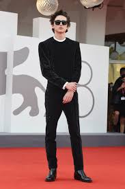 Timothée chalamet wore a stunning white tuxedo on the red carpet at the oscars 2018. Kzhm95d9jt Tbm