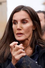 Letizia rompe a llorar en los disturbios durante su visita a Paiporta | Vanity Fair