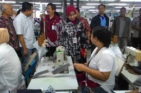 Pabrik garmen adalah tempat pengolahan kain menjadi pakaian jadi siap pakai dari mulai proses spreading, pembuatan pola,pemotongan kain ,menjahit , menggosok, finishing hingga menjadi baju siap pakai.tehnik pembuatan baju di pabrik garmen mengikuti alur proses yang sudah di tentukan. Penangguhan Umk 2019 Oleh Perusahaan Garmen Di Kendal Dikabulkan Antara Jateng