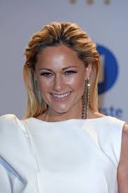 Liken für tracks, videos und die neusten. Rapper Sucht Frau Capital Bra Wirbt Weiter Um Helene Fischer