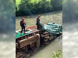 So wurde der 32 tonnen schwere triebwagen aus der mur geborgen. Tpsd9caa6upljm