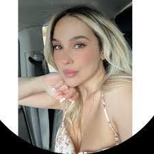 Claudia Morin's Instagram, Twitter & Facebook