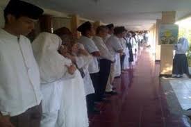 Kegiatan upacara bendera ini tidak luput dari teks susunan upacara bendera, supaya upacara terlaksana dengan teratur dan terukur. Isak Tangis Pecah Saat Upacara Bendera Di Sman 8