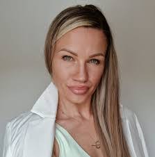 Valerie Lawton's Instagram, Twitter & Facebook