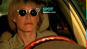 Sunglasses Oliver Peoples of Patty Hewes (Glenn Close) in Damages S01E01