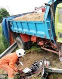 Lori kargo 10x10 angkat log kayu getah di kawasan jb | malaysia #lori10x10 #trukmalaysia. Penunggang Motorsikal Maut Terperosok Di Bawah Lori Pak Din