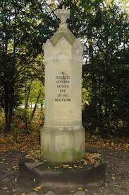 Zwei tage später wird er, begleitet von hunderten nürnbergern und ansbachern zu grabe getragen und findet auf dem friedhof zu ansbach im alter. Das Kaspar Hauser Denkmal Im Ansbacher Hofgarten Moverone S Reiseblog Travunity Die Reisecommunity