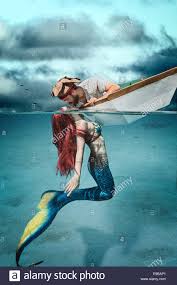 Sirene Rousse Embrassant Un Pirate Dans Son Bateau Photo Stock Alamy
