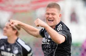 Cornelius griner af banen: Ligner en kartoffelmark