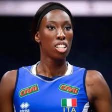 In cima alle Alpi, a 2760m di altezza si trova una casetta abbandonata: si  tratta dell'ex ricovero militare del Mag. Carlo Buffa di Perrero ora  utilizzato come bivacco presso la forcella Padeon.