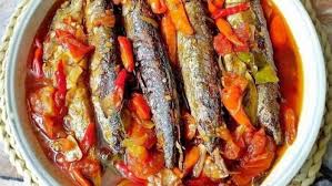 Saat berada di rak sarden supermarket, umumnya anda akan menemukan kemasan kaleng sarden dari jenisnya, sarden merupakan ikan kecil dari keluarga clupeidae yang sering disebut juga ikan herring. 5 Cara Mengolah Ikan Sarden Kalengan Jadi Sajian Enak Tanpa Amis