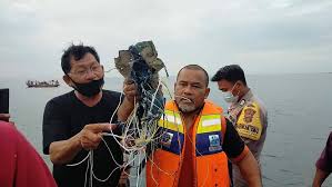 Shortly before 6am, indonesian navy divers will resume their search off the north coast of java for a boeing 737 that crashed into the sea shortly after take off from jakarta on saturday afternoon. Boeing 737 Fell Like Lightning And Exploded On The Water Fisherman Gives Harrowing Account Daily Mail Online
