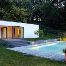 Moderner Pool Mit Beleuchtung Exklusiv Design Mit Naturstein Grauwacke Sitzflache Und Aussen Saun Poolhaus Modernes Poolhaus Kleine Hinterhof Pools