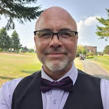 Ici, le rappeur originaire d'Hochelaga-Maisonneuve revisite le refrain d'un  classique du rap queb paru au début des années 2000.