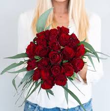 Cuore con 100 rose bianche su base di spugna con gypsophila. Bouquet Fresco Di Rose Rosse Signorelli Flowers Coffee