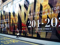 Sloane Street Hoarding 1 Jpg 880 667 Pixels Hoarding Design Environmental Design Signage