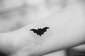 The meaning behind this design may be the secretive nature of the joker character, but it is also a popular design for big fans of the 1988 comic which, for many of today's working artists, was a moment of inspiration. Cute Bat Tattoo On Wrist Sevimli Dovmeler Kotu Dovmeler Dovmeli Kadin