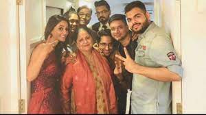 Hina khan went to the colonel's central academy school. Bigg Boss 11 Finale Hina Khan Shares Photo With Family Boyfriend Rocky Jaiswal