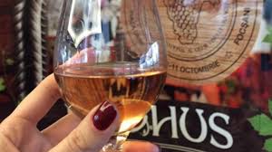 „mai degustarea vinurilor va putea fi făcută în funcţia de regiunea din care provin, standurile celor peste 65 de și în acest an, ziua națională a vinului devine un eveniment internațional. Programul Festivalului InternaÈ›ional Al Viei È™i Vinului Bachus Care Are Loc Intre 4 7 Octombrie La FocÈ™ani Gonext