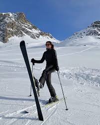 Pin By Maisons Pariente On Winter In 2020 Chalet Girl Ski Season Winter Aesthetic