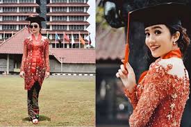 Dengan memakai kartun yang telah sajikan contohnya gambar kartun yang telah admin sajikan buat kalian 20 inspirasi gaun pengantin muslimah yang modern updated 2020 bukareview. Kebaya Wisuda Model Terbaru Sebagai Inspirasi Blog Elevenia