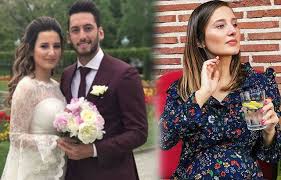 Kariyerini serie a devlerinden milan'da sürdüren milli futbolcu hakan çalhanoğlu, sosyal medya üzerinden yaptığı açıklamayla eşi sinem çalhanoğlu'dan boşanacağını duyurdu Hakan Calhanoglu Nun Bebegi Gorundu